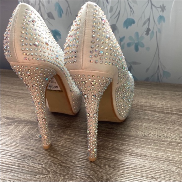 Joyce Leslie heels, beautiful crystal detail, size 7 - Picture 3 of 5